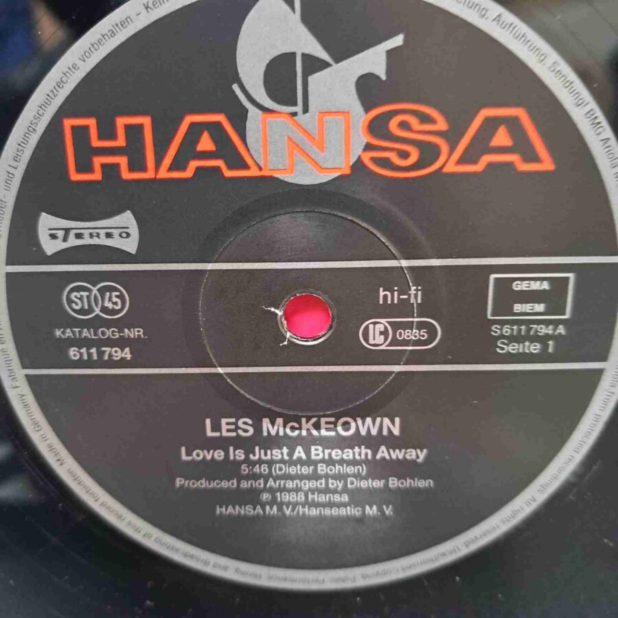 Les McKeown – Love Is Just A Breath Away (1) Les McKeown – Love Is Just A Breath Away - Disc Vinil MAXI 45 RPM EX