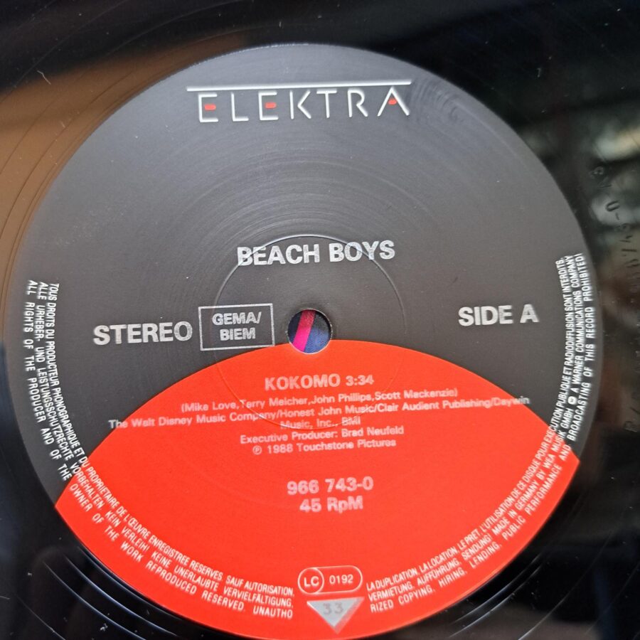 The Beach Boys – Kokomo (1) The Beach Boys – Kokomo – Disc Vinil MAXI 45 RPM VG+(lotE)