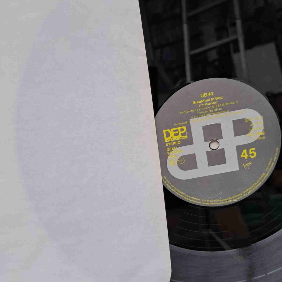 UB40 With Chrissie Hynde – Breakfast In Bed (Extended Mix) (1) UB40 With Chrissie Hynde – Breakfast In Bed (Extended Mix) - Disc Vinil MAXI 45 RPM VG+ (lotM)